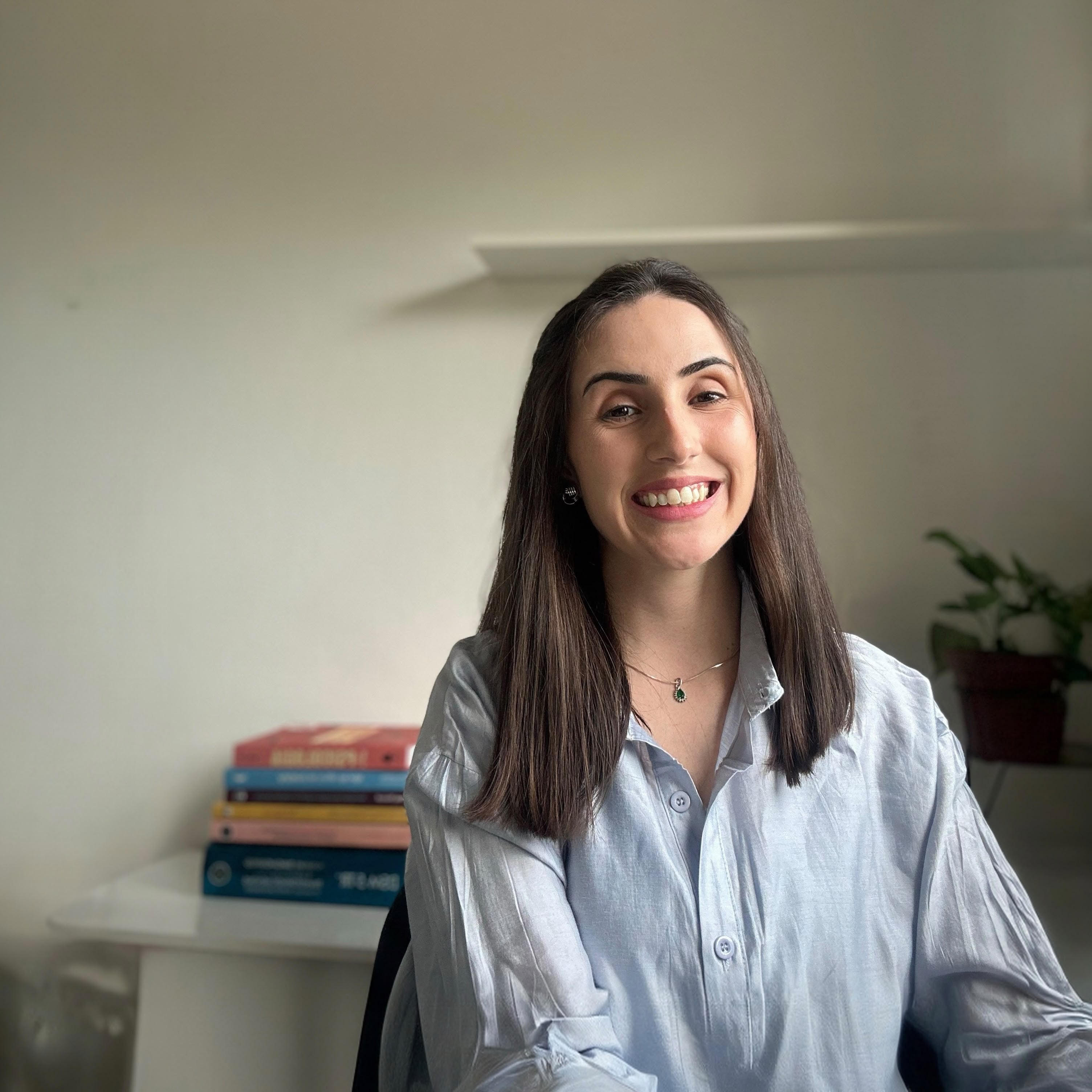 Francielen Duarte, psicóloga clínica, sorrindo